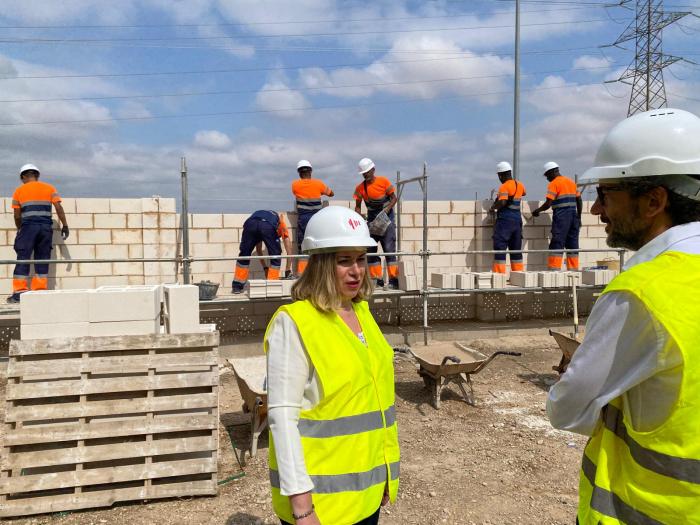 Pérez Forniés visitando este mediodía el programa "Escuela de Nueva Oportunidad" en la Fundación laboral de la Construcción