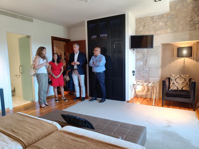 Un momento del recorrido, con la visita a una de las habitaciones.