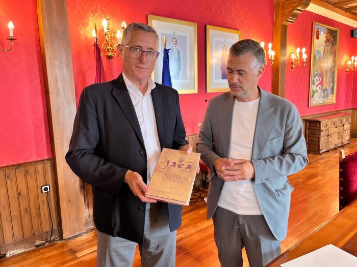 El consejero y el alcalde de Jaca durante la visita institucional al ayuntamiento.