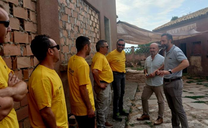 Gómez y Escario han recibido a la brigada terrestre R31 Los Mallos a su llegada a Ayerbe