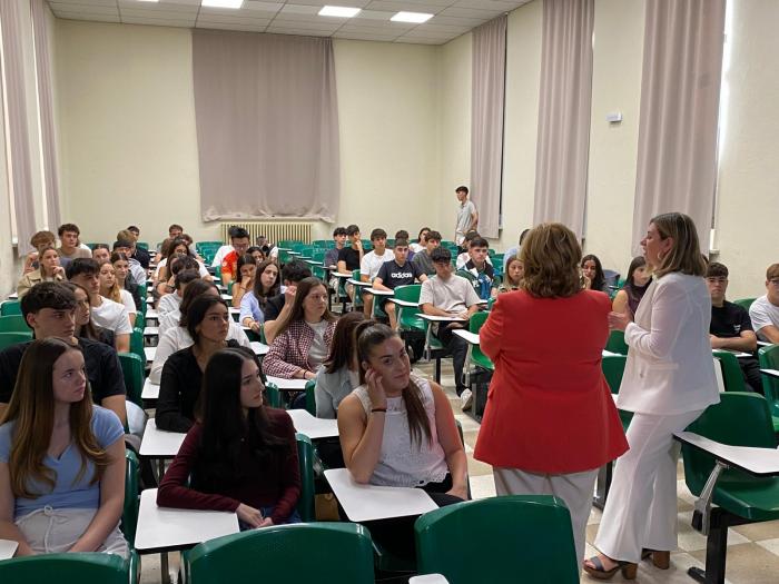 La consejera Claudia Pérez Forniés ha asistido junto a la rectora Rosa Bolea al comienzo del curso académico en la Universidad de Zaragoza