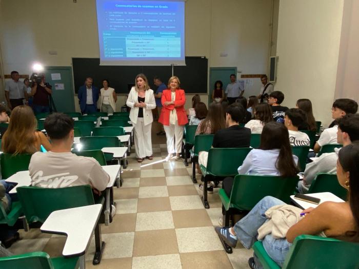 La consejera Claudia Pérez Forniés ha asistido junto a la rectora Rosa Bolea al comienzo del curso académico en la Universidad de Zaragoza