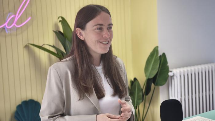 Cristina Navarro, gerente del IAJ, ha atendido medios en la sala Moncayo de la c/ Franco y López