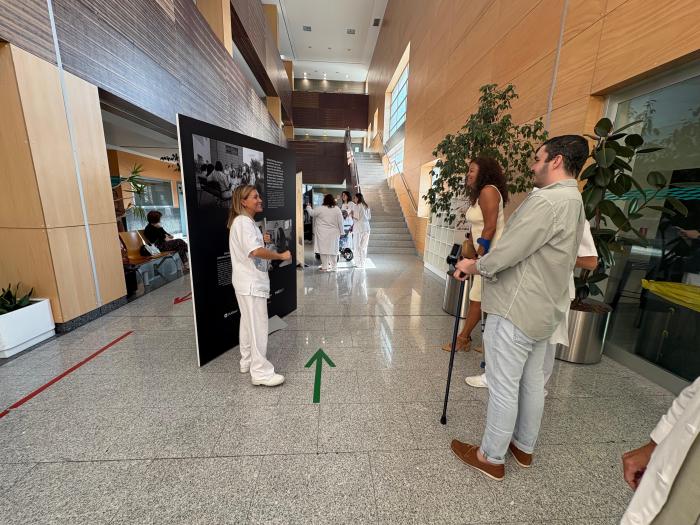 Miembros del equipo directivo, de Hollister, profesionales sanitarios y pacientes de la unidad en su visita a la exposición.