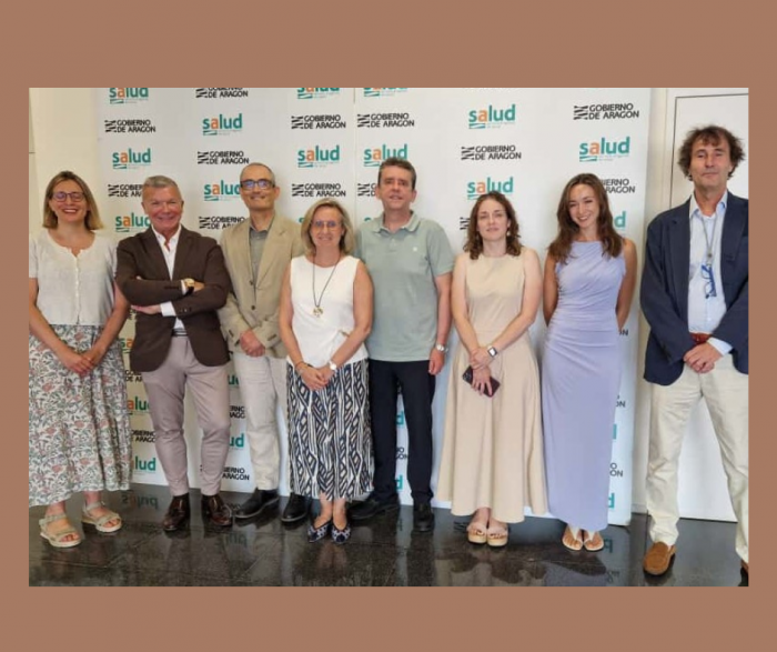 La gerente del Salud, Ana Castillo, (cuarta por la izquierda) con integrantes de la Plataforma para la Prevención de Fracturas por Osteoporosis