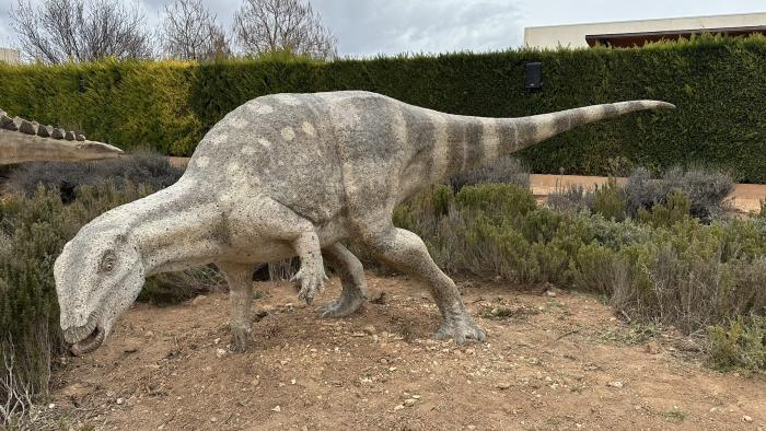 Reconstrucción escultórica del ornitópodo Oblitosaurus bunnueli en Dinópolis (Teruel, España).