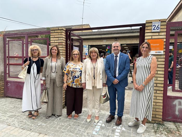 La consejera ha visitado hoy el IES El Picarral, donde se imparte el Bachillerato de Investigación y Excelencia.