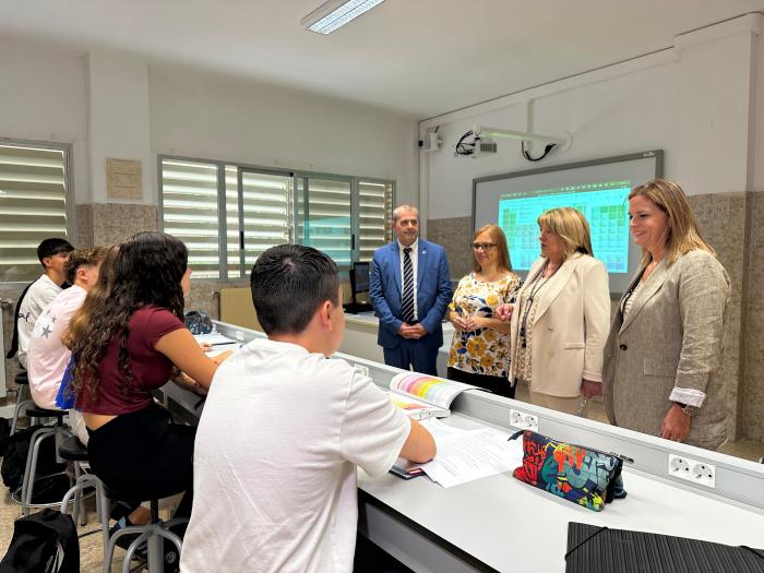 La consejera ha visitado hoy el IES El Picarral, donde se imparte el Bachillerato de Investigación y Excelencia.