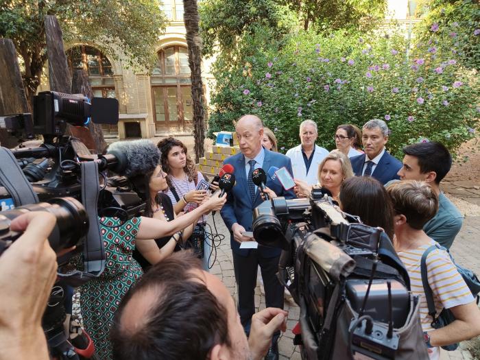 El gerente de AST, ÁNgel Sanz, atiende a los medios de comunicación en el claustro del hospital de Nuestra Señora de Gracia, en Zaragoza.