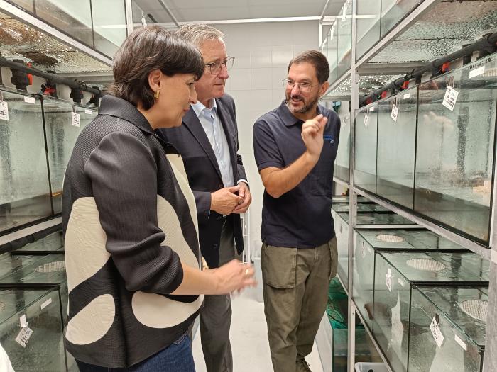 Giménez y Blasco escuchan las explicaciones del conservador sobre el proyecto de rana pirenaica.