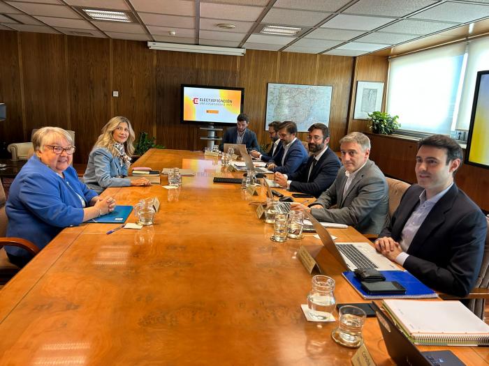 La vicepresidenta, Mar Vaquero, y la directora general de Energía y Minas, Yolanda Vallés han acudido al encuentro