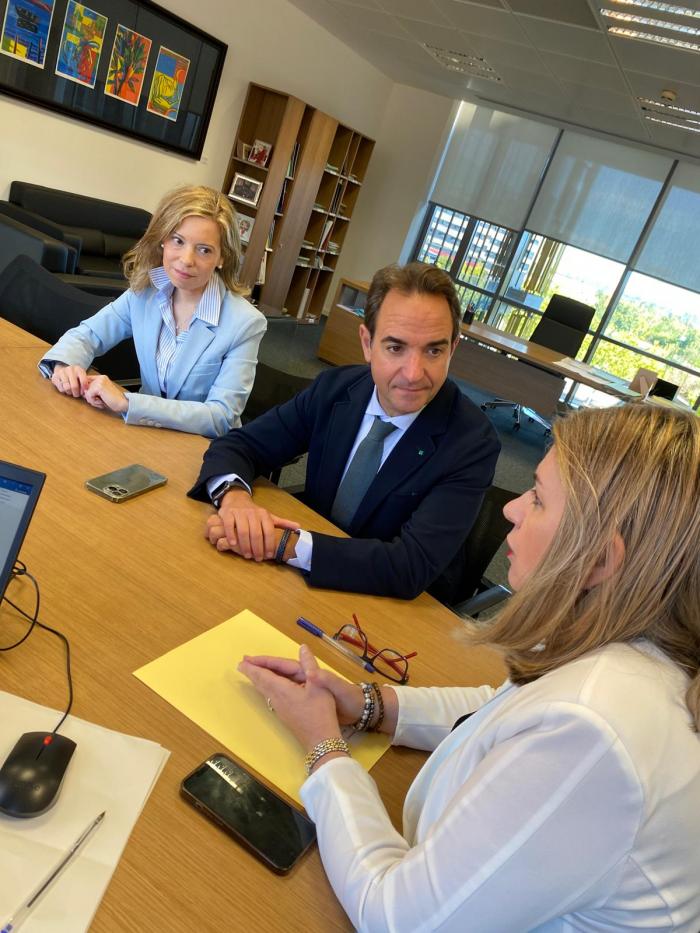 La consejera Claudia Pérez Forniés reunida con Antonio Sangó y varios de los nuevos miembros de su equipo directivo.