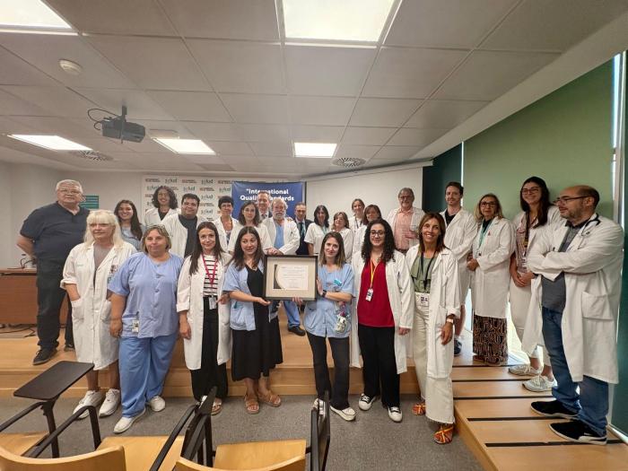 Dirección médica del Hospital, equipo médico y de Enfermería de Oncología Médica y profesionales del servicio de Farmacia