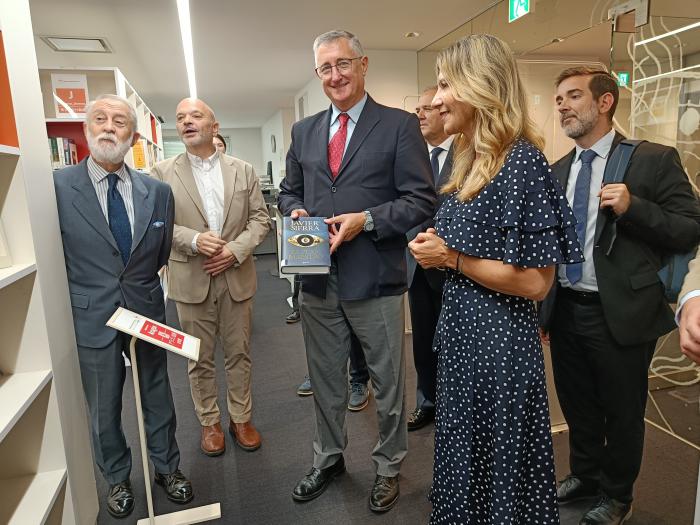 Blasco sostiene un libro del autor Aragón es Javier Sierra en el Instituto Cervantes de Tokio.