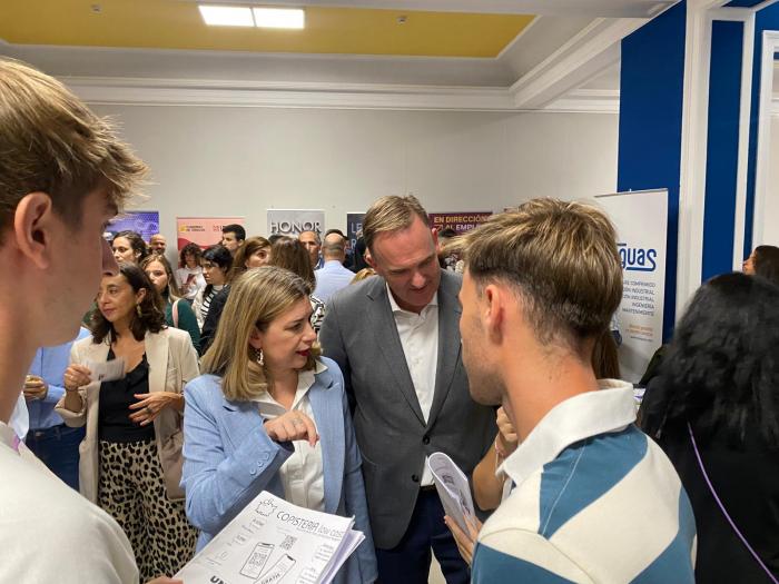 La consejera de Empleo, Ciencia y Universidades, Claudia Pérez Forniés,  en la visita este mediodía a  la Feria de Empleo JOBFEST de la Cámara de Comercio de Zaragoza