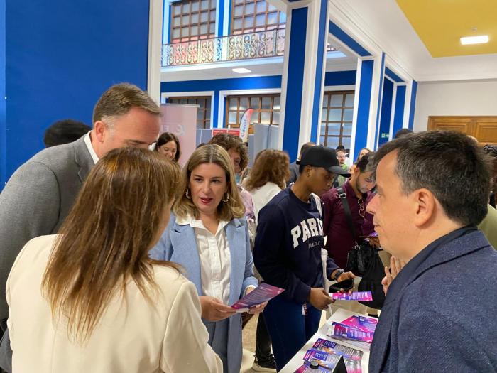 La consejera de Empleo, Ciencia y Universidades, Claudia Pérez Forniés,  en la visita este mediodía a  la Feria de Empleo JOBFEST de la Cámara de Comercio de Zaragoza