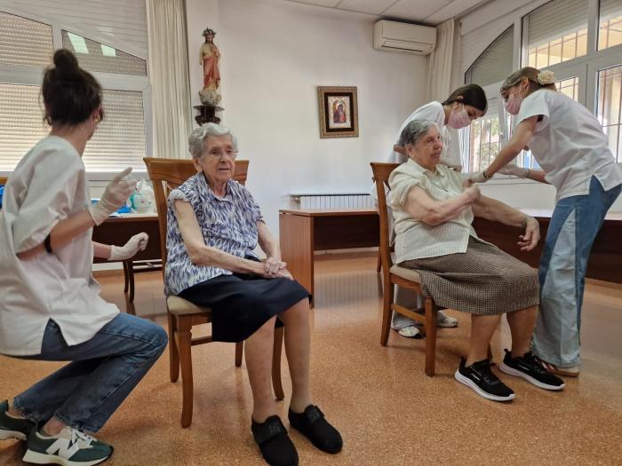 Enfermería administra la vacuna a dos de las residentes. Gripe y covid en un brazo y VRS en el otro