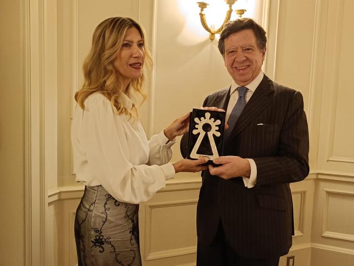 Mar Vaquero entrega al embajador de España en Japón, Íñigo de Palacio.