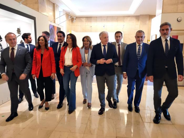 Octavio López a su llegada a la Conferencia Sectorial junto con otros consejeros y consejeras de las comunidades autónomas.