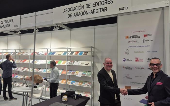 El director general de Cultura, Pedro Olloqui, y el presidente de la asociación de editores de Aragón, Rafael Yuste, en el stand de Aragón en la Feria Liber.
