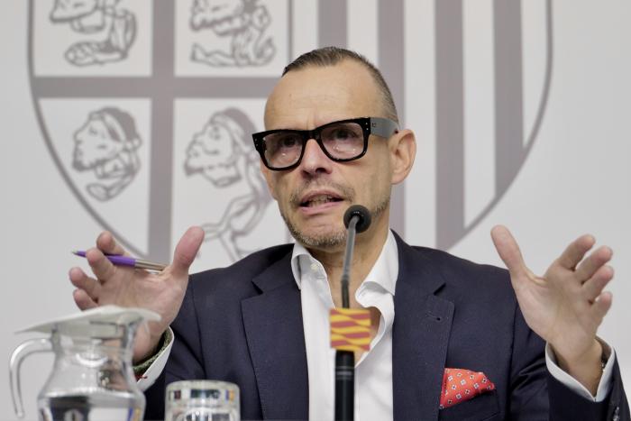 El director general de Cultura, Pedro Olloqui, comparece en rueda de prensa para informar de las acciones del Ejecutivo aragonés en relación con las pinturas murales de Sijena.