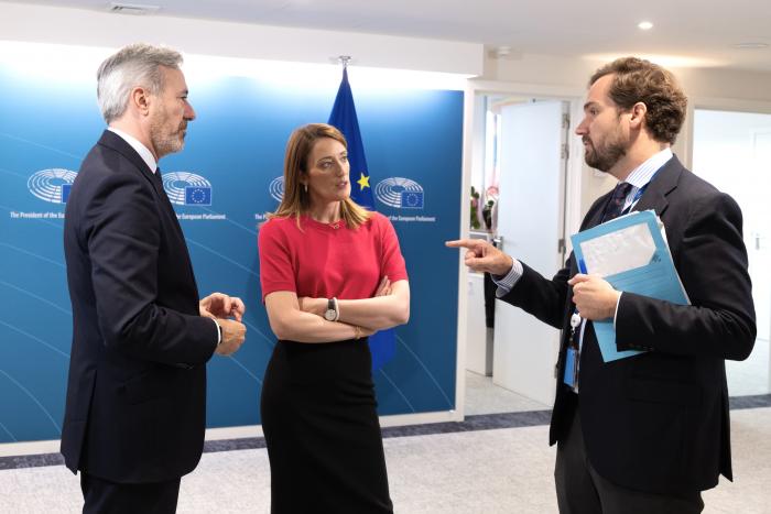 Jorge Azcón, Roberta Metsola y Borja Giménez.