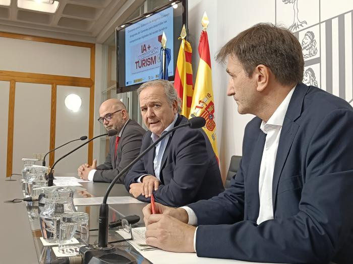 Moncada, junto con los representantes de las Cámaras aragonesas, en la presentación.