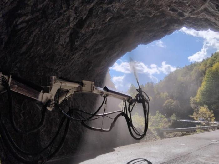 Actuación en uno de los cinco túneles de la A-139 en Benasque.