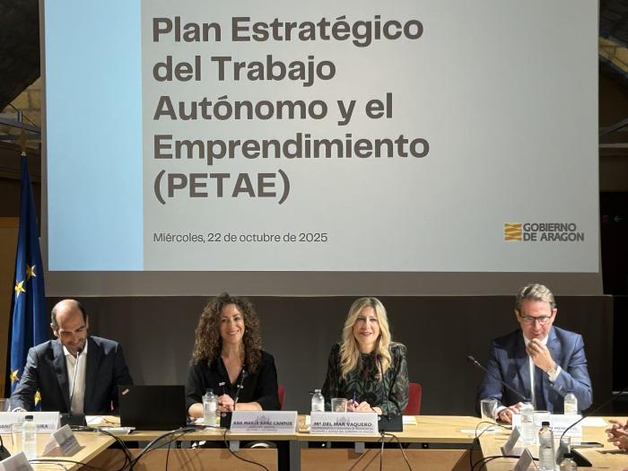 Vaquero y Sanz, entre los directores del IAF (izda) y Trabajo (dcha)
