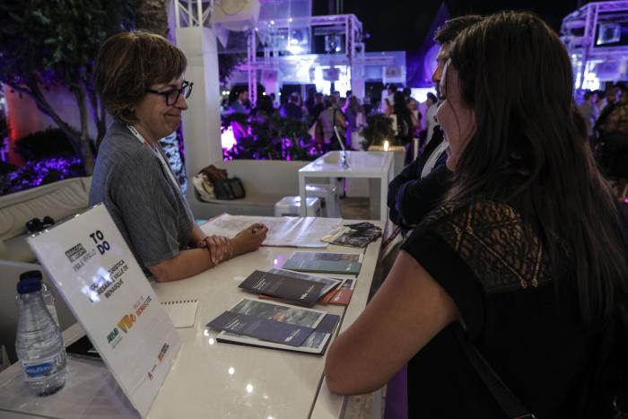 Uno de los stands informativos en el evento que se desarrolló ayer en Valencia.