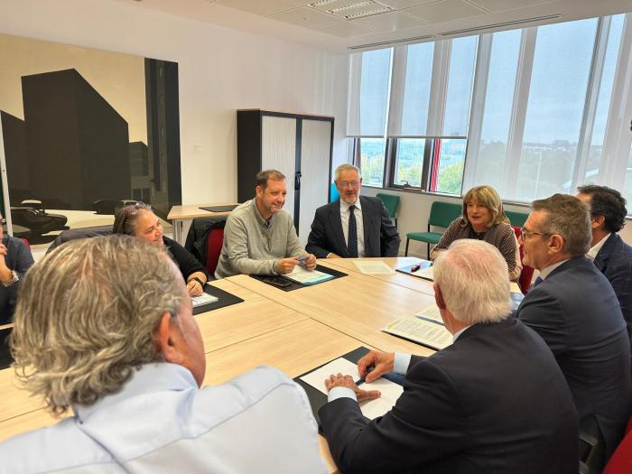 La consejera de Educación se ha reunido hoy con representantes de las familias de la concertada y con los titulares de los centros para explicar el despliegue del bachillerato concertado en la comunidad a partir del próximo curso.