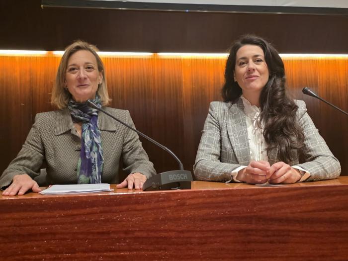 Inmaculada Aured, directora gerente de SVA, y María Pía Canals, directora general de Vivienda, durante el sorteo.
