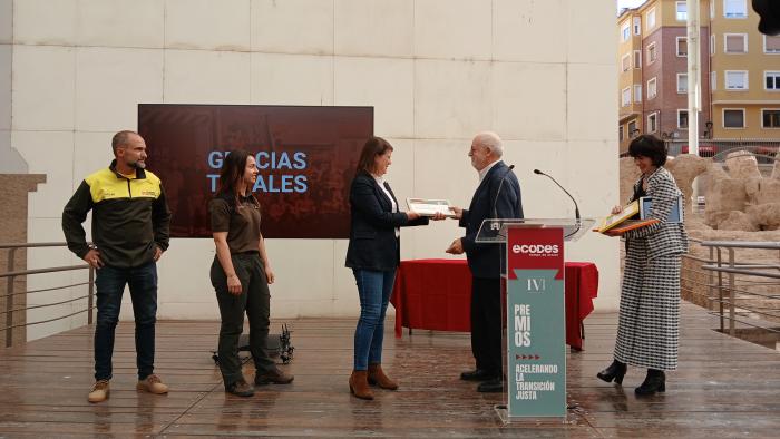 Ana Oliván recoge el reconocimiento de manos del presidente de Ecodes.