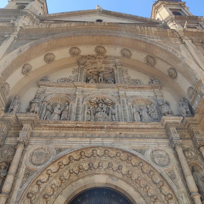 Detalles de la portada de la Basílica de Santa Engracia en Zaragoza.