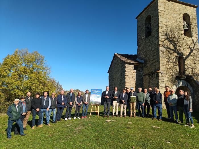 Foto de familia con diferentes representantes institucionales del municipio y la comarca.