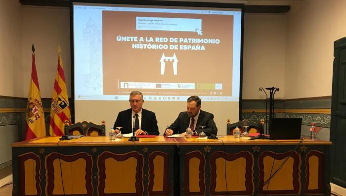 Firma del convenio entre el consejero Blasco y el director de Desarrollo de la Red de Patrimonio Histórico, Ignacio Pérez Alcázar.