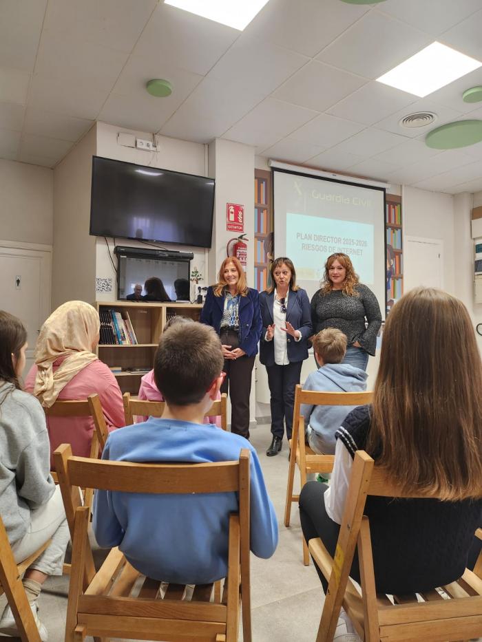 Las autoridades han recorrido el centro durante la inauguración del Plan Director de este curso.