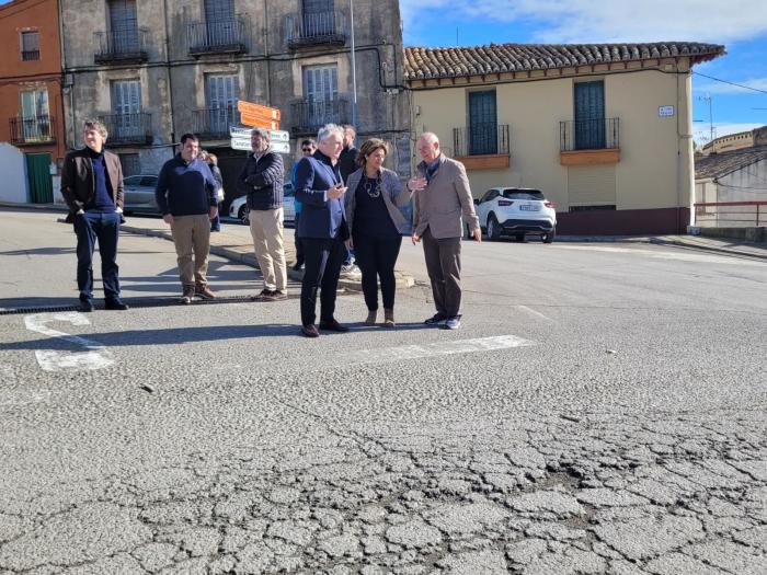 Octavio López, acompañado de la alcaldesa Ana Irigoyen, ha comprobado la necesidad de actuar en la travesía de Gurrea de Gállego y el tramo que conecta con la A-23.