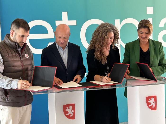 Firma del acuerdo para El Garaje