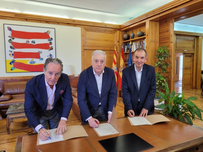 Firma del protocolo para la colaboración del Sector 90/1 en el nuevo acceso norte a Plaza a cargo del conejero Octavio López, el gerente de APL, Pedro Sas, y el presidente de la comisión gestora del Sector 90/1, Juan Manuel Alfonso.