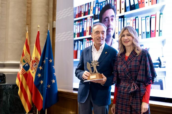 Carlos Martín recibe el Premio Aragón Salud 2025 de manos de la vicepresidenta del Gobierno de Aragón, Mar Vaquero.