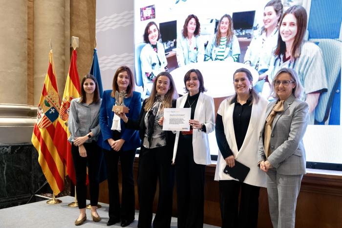 La Unidad de Cuidados Paliativos Pediátricos de Aragón recibe el Premio Aragón Salud a la Innovación de manos de la gerente del SALUD, Ana Castillo.