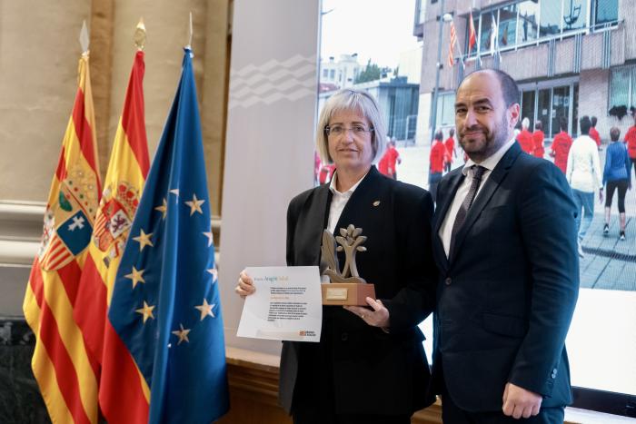 La alcaldesa de Utebo recibe el Premio Aragón Salud a la iniciativa de salud en el ámbito local y comunitario, otorgado a su Ayuntamiento, de manos del Secretario General Técnico del Departamento de Sanidad, Jorge Emperador.