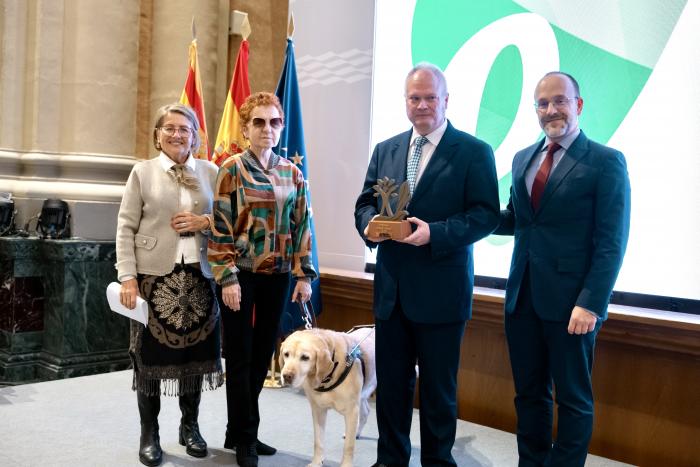 El Teléfono de la Esperanza recibe el Premio Aragón Salud a la equidad de manos del director general de Salud Mental, Manuel Corbera.