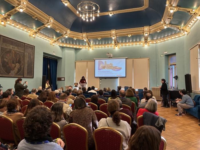 La alcaldesa de Huesca ha participado también en la inauguración de la jornada, que se celebra en el Casino de Huesca.