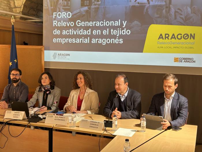 Ana Sanz, y representantes de las Cámaras, en el Foro de Relevo Generacional