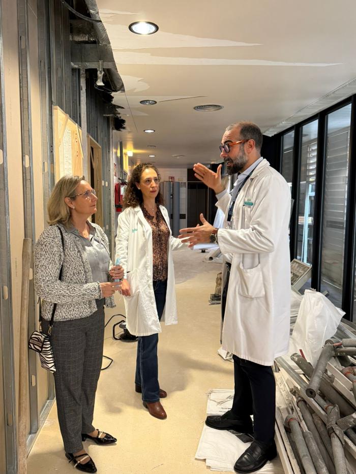 El director del Clínico, Diego Rodríguez Mena, y la gerente del SALUD, Ana Castillo, visitan la zona que se está remodelando para crear una unidad ambulatoria de cirugía oftalmológica