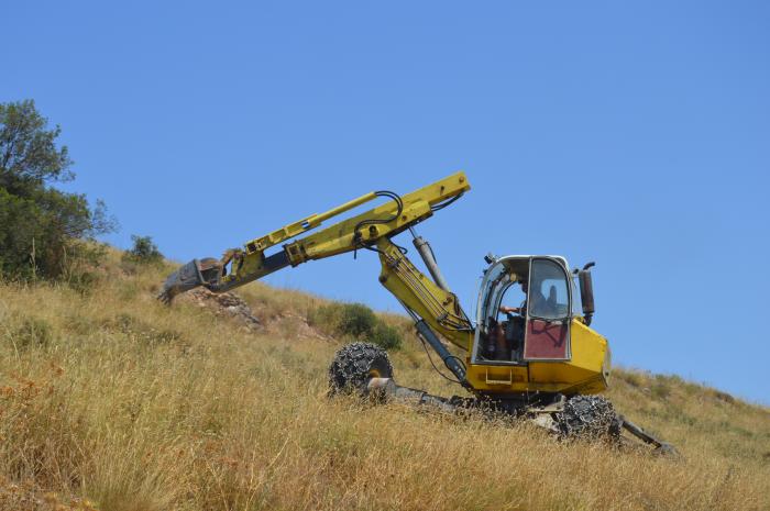 Maquinaria realizando labores de ahoyado en el término municipal de Tarazona en una intervención realizada meses atrás