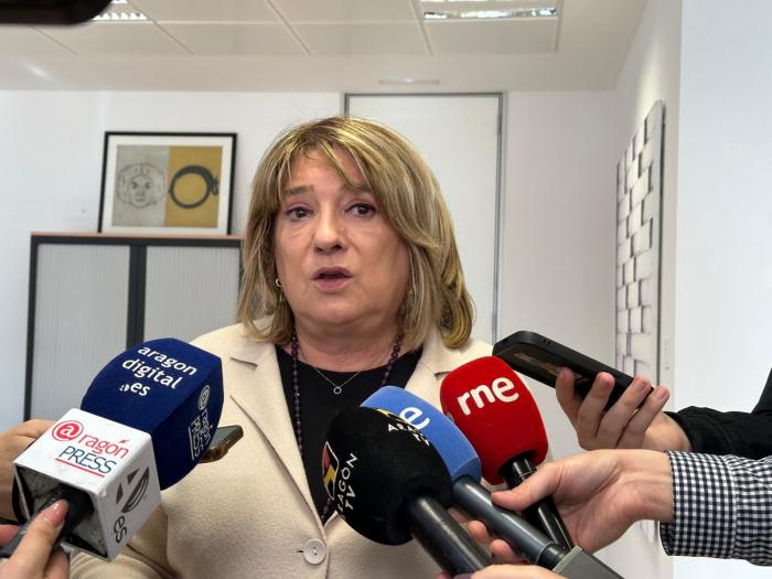 La consejera de Educación explica a los medios los cambios que se van a introducir para mejorar la lucha contra el acoso escolar.