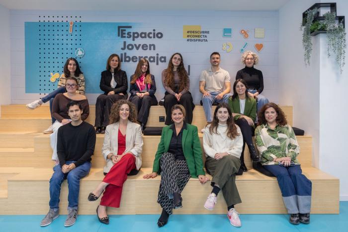 Participantes en la sesión, tras la firma del convenio